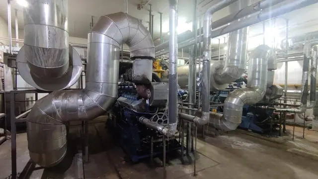 Dvě kogenerační jednotky bioplynové stanice se spalinovým potrubím