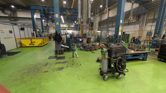 Měřicí sestava na stativu v dílně údržby forem automobilového výrobního závodu