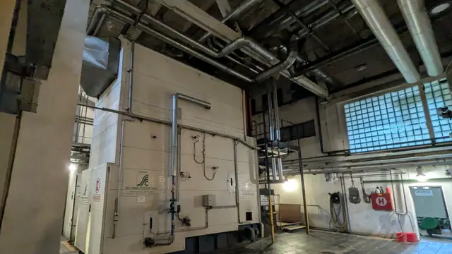 Technologické zařízení uvnitř centrální kotelny na dřevní biomasu